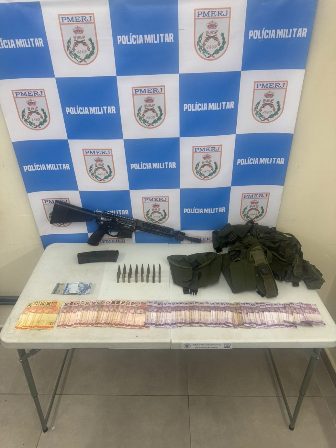 fuzil calibre 5.56 e dinheiro são apreendidos em ação da pm em volta redonda divulgação1