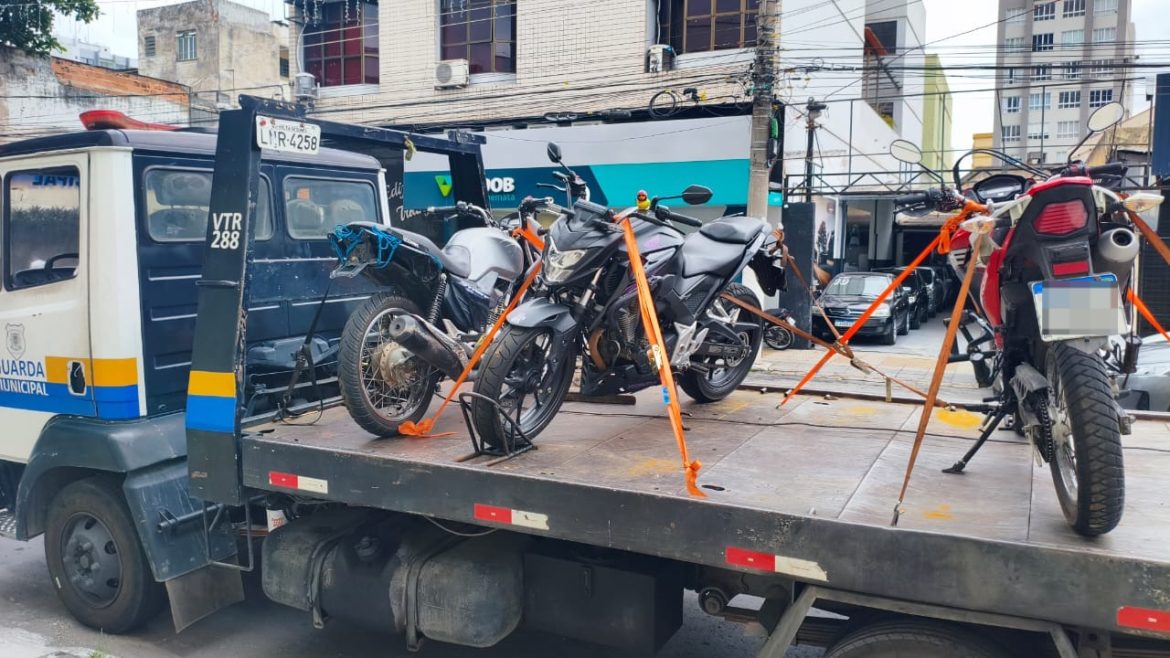 guarda municipal flagra condutores sem habilitação e remove três motocicletas irregulares das ruas de volta redonda divulgaÇÃo semop