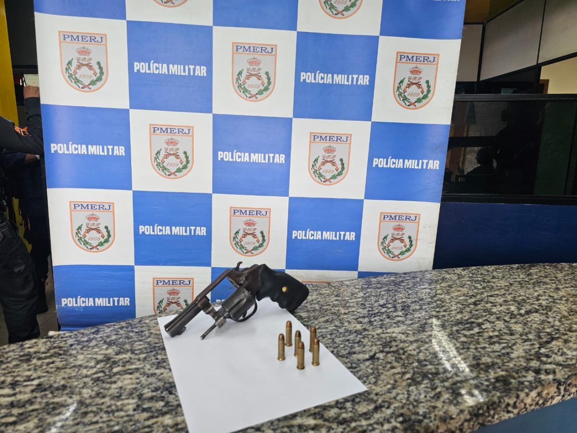 homem é detido com arma de fogo em barra mansa divulgação homem é detido com arma de fogo em barra mansa divulgação