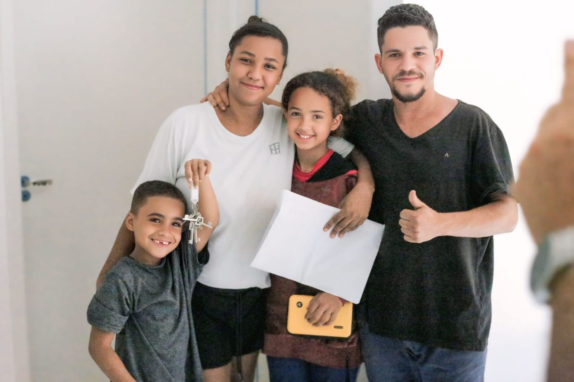 mais notasvr famÍlias recebem chave da casa prÓpria em vr adraina cÓpio secom