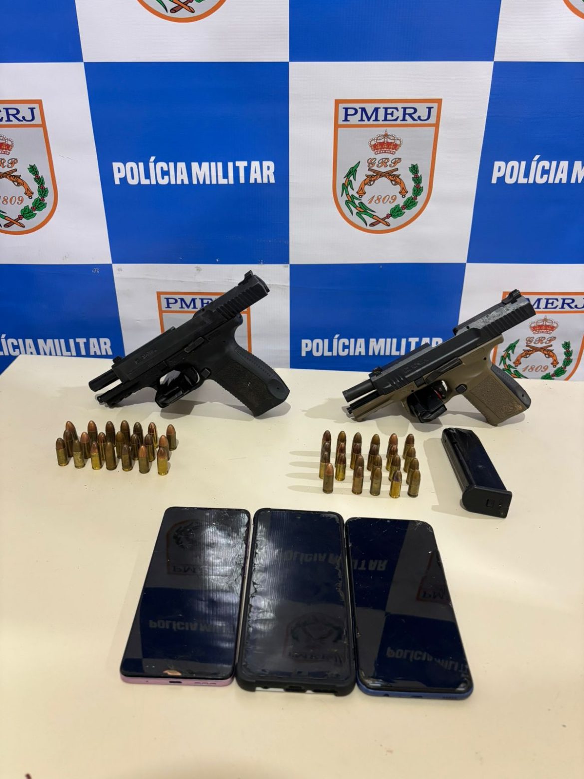 pistolas de uso restritoapreendidas e dois suspeitos detidos em operação conjunta em valença divulgação