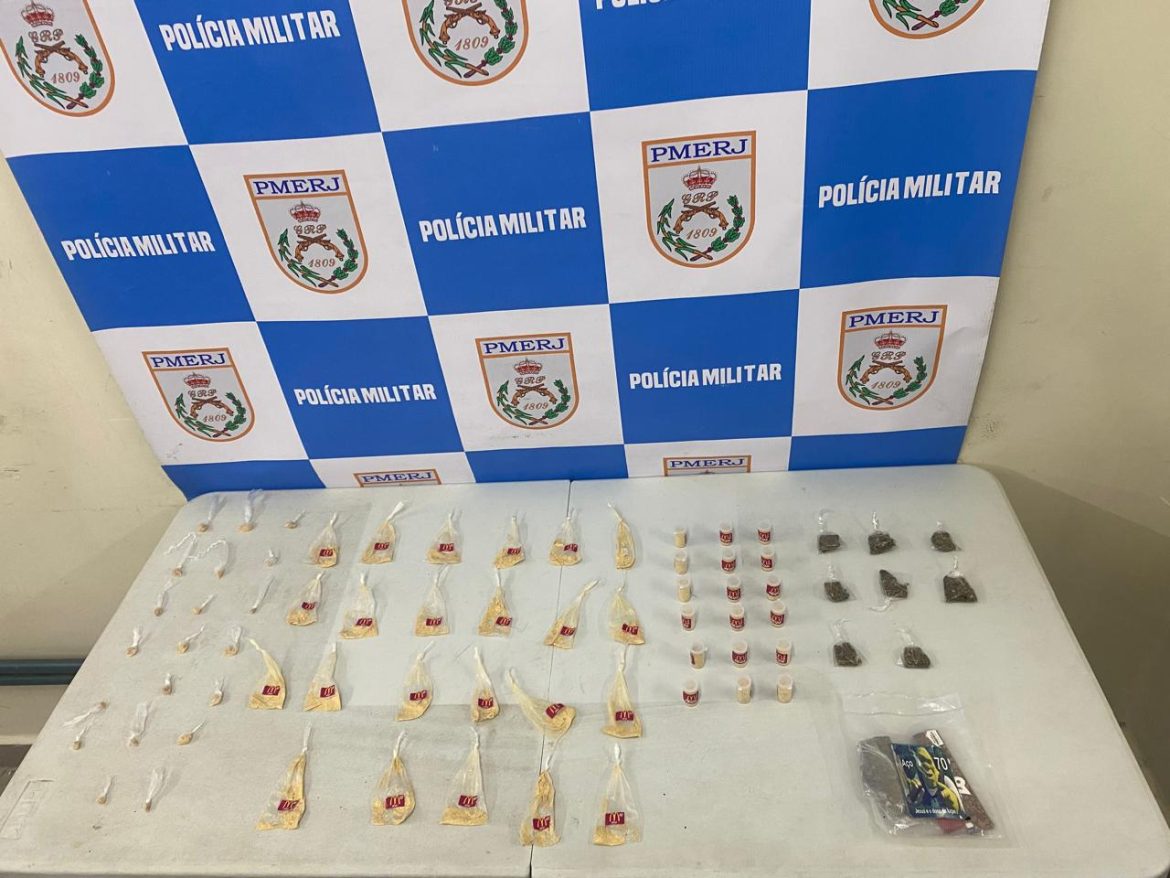 pm apreende drogas e um adolescente durante ação contra o tráfico em volta redonda divulgação