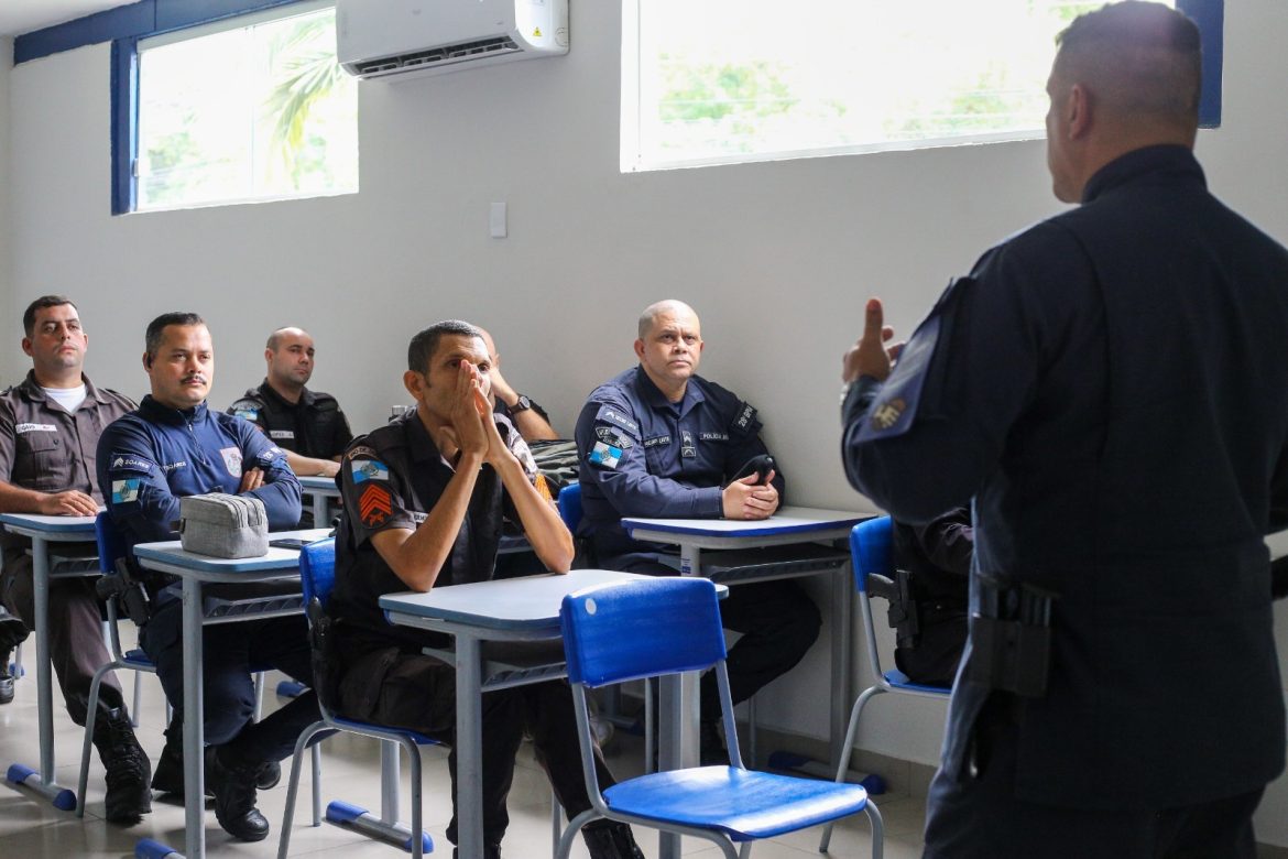 pm capacita agentes para ampliar o programa ‘bairro presente’ em volta redonda adriana cÓpio secom11