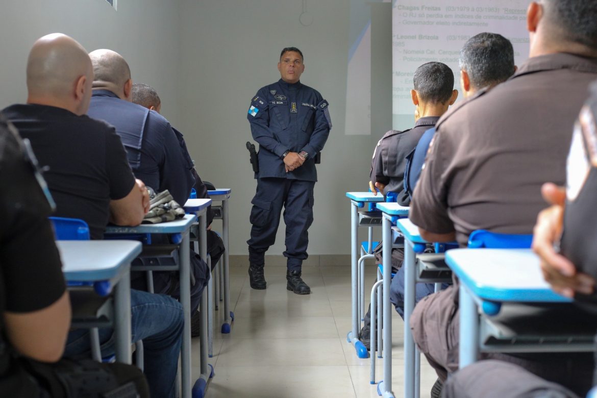 pm capacita agentes para ampliar o programa ‘bairro presente’ em volta redonda adriana cÓpio secom111