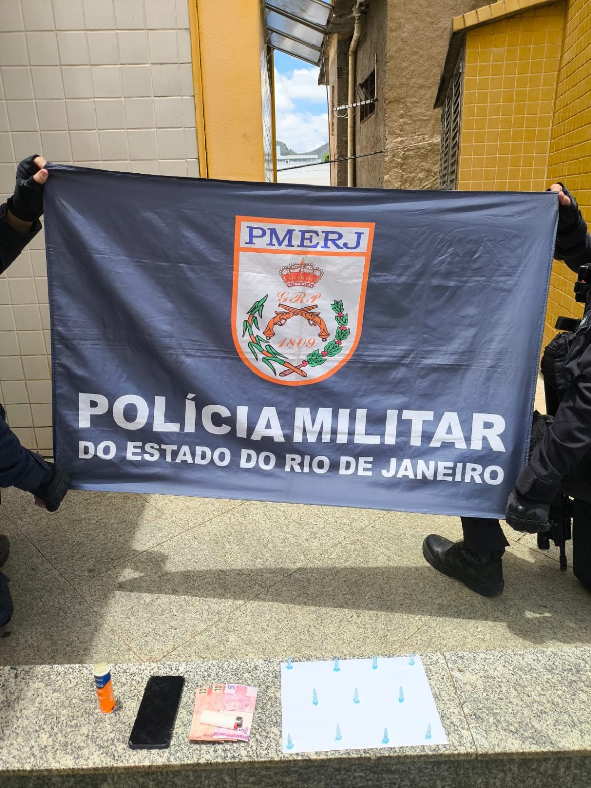 pm detém homem por tráfico de drogas em bairro de três rios divulgação