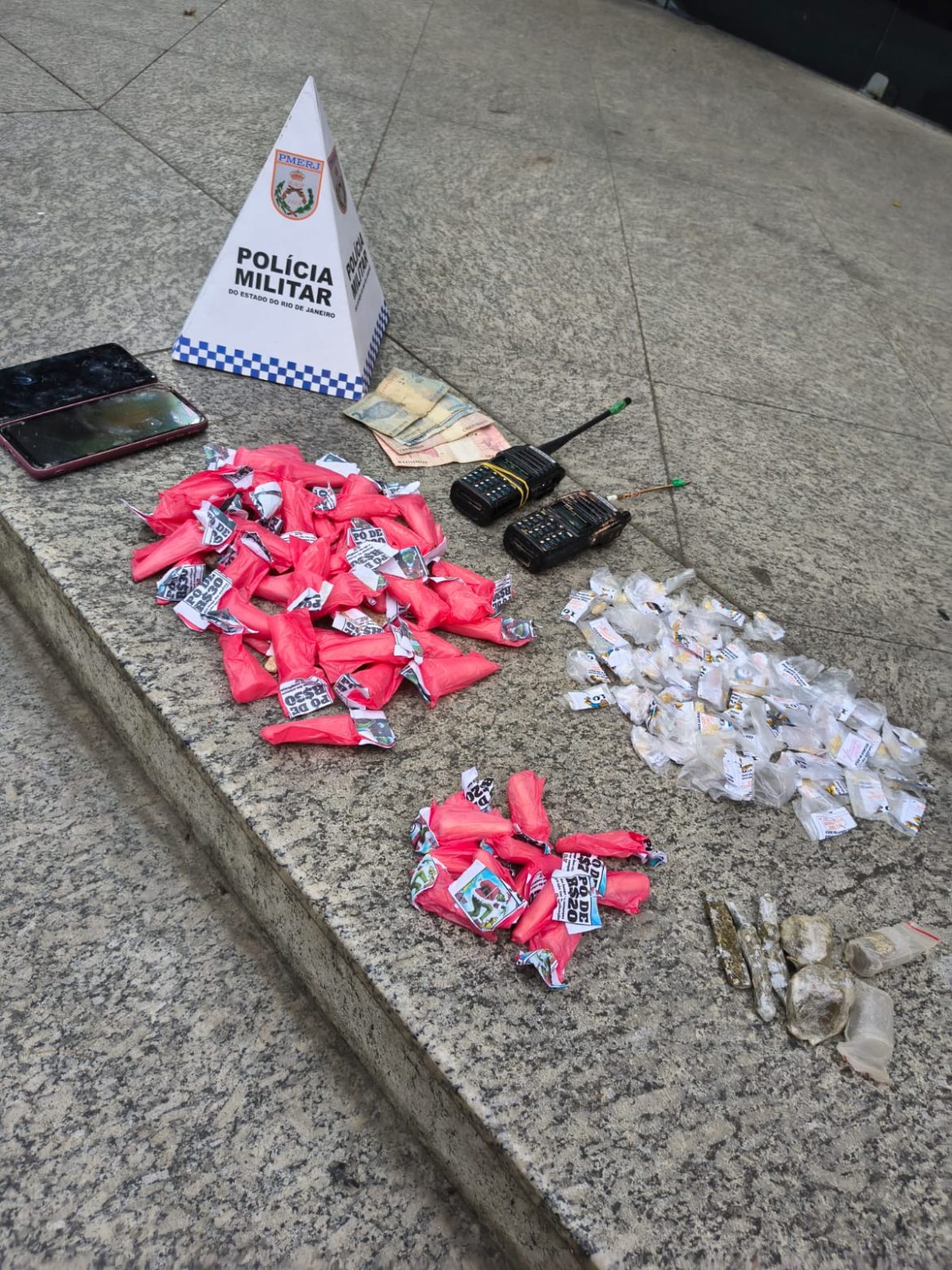 pm detém suspeito e apreende dois menores por tráfico de drogas em resende divulgaÇÃo