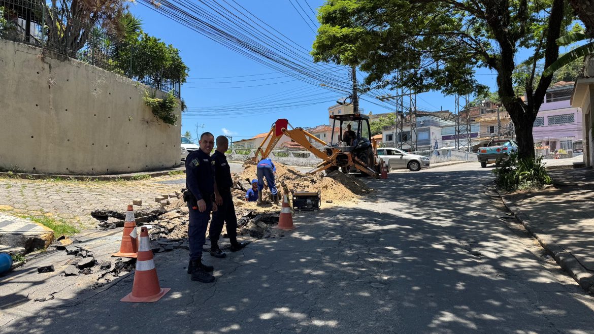 prefeitura de barra do piraí e cedae trabalham no reparo de tubulação no centro da cidade neste sábado, dia 10 divulgação