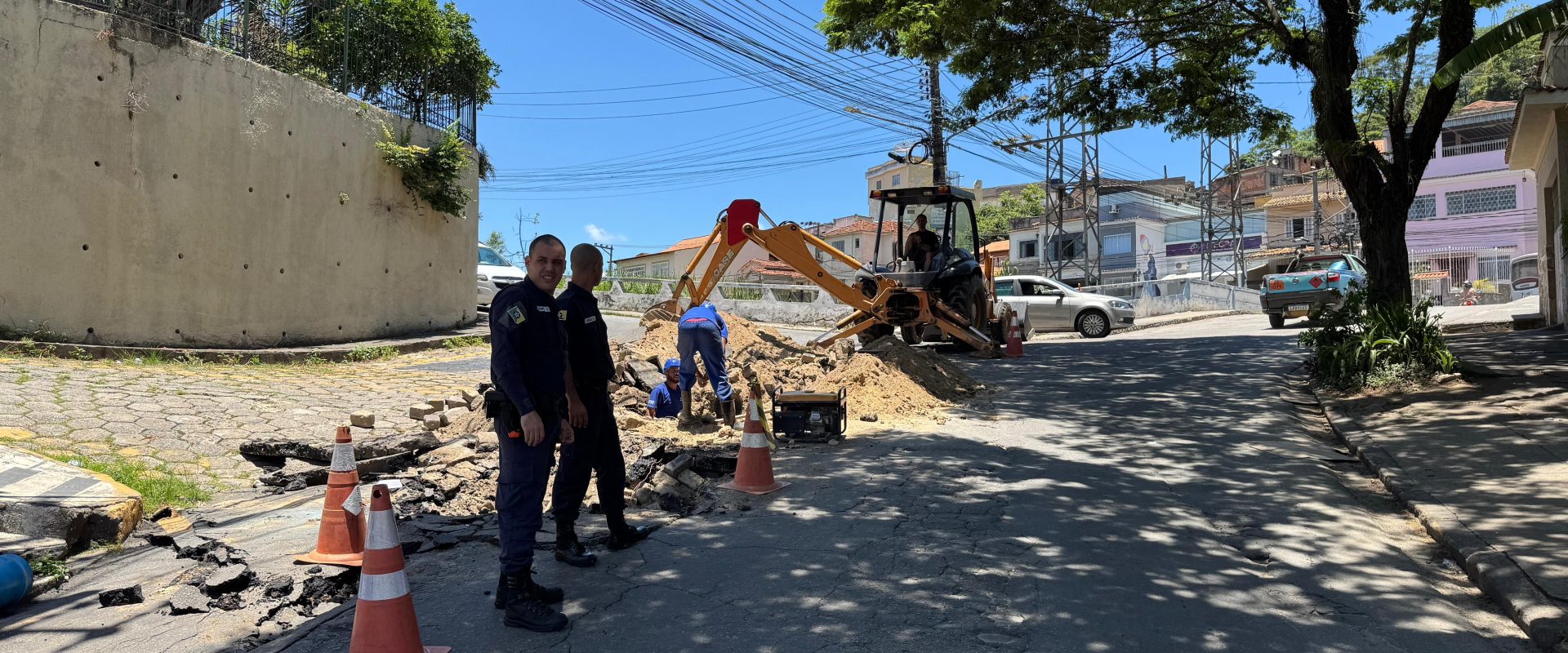 prefeitura de barra do piraí e cedae trabalham no reparo de tubulação no centro da cidade neste sábado, dia 10 divulgação
