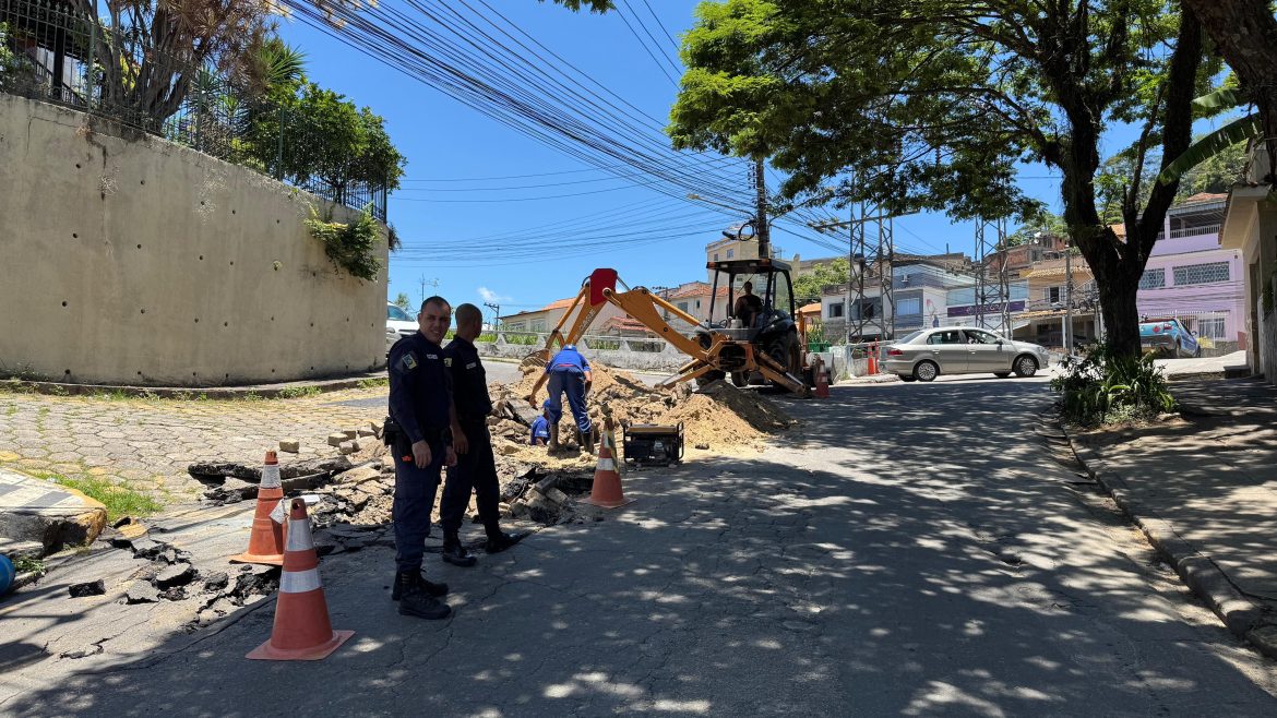 prefeitura de barra do piraí e cedae trabalham no reparo de tubulação no centro da cidade neste sábado, dia 10 divulgação1