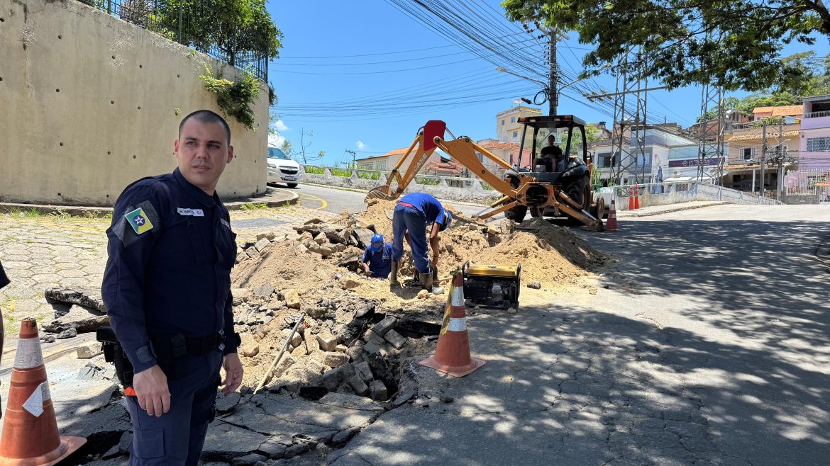 prefeitura de barra do piraí e cedae trabalham no reparo de tubulação no centro da cidade neste sábado, dia 10 divulgação11