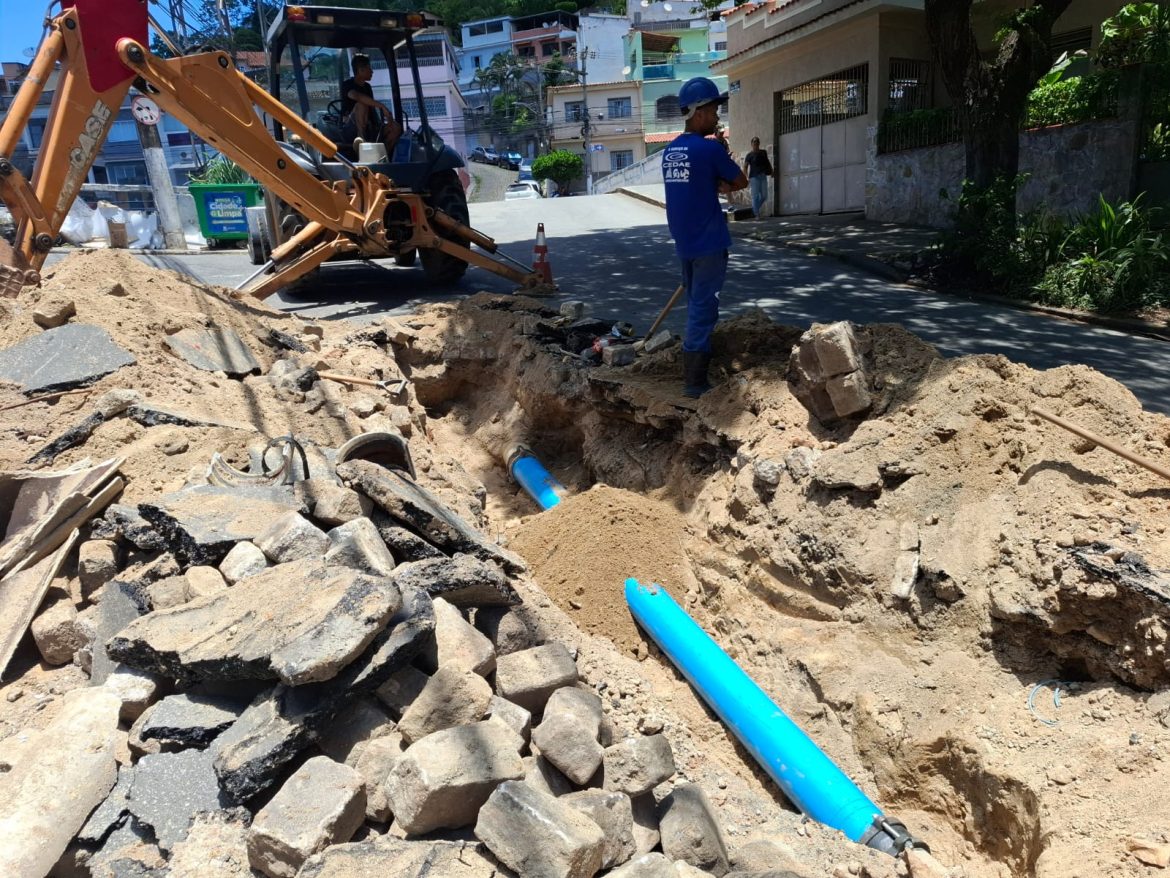 prefeitura de barra do piraí e cedae trabalham no reparo de tubulação no centro da cidade neste sábado, dia 10 divulgação111