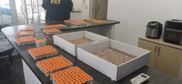 prf flagra, em itatiaia, casal transportando carga ilegal de origem paraguaia escondida em veículo  divulgação