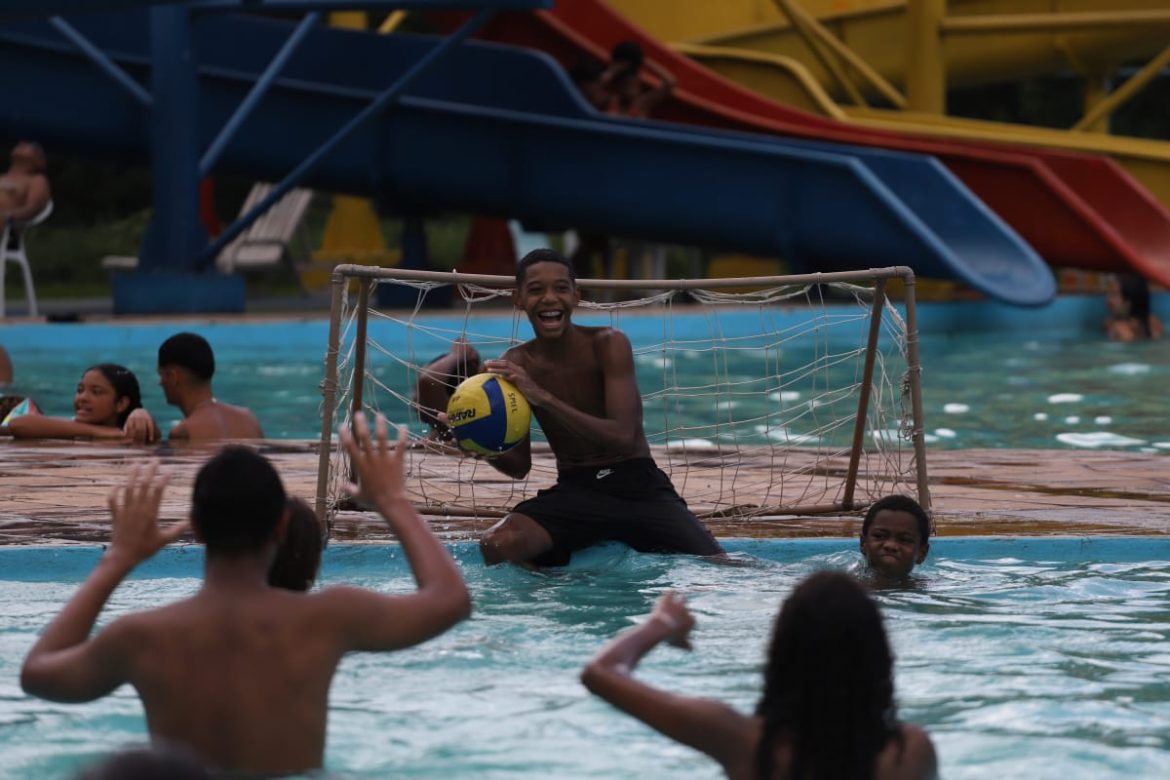 projeto verão anima parque aquático com recreação, hidrodança e música ao vivo arquivo secom