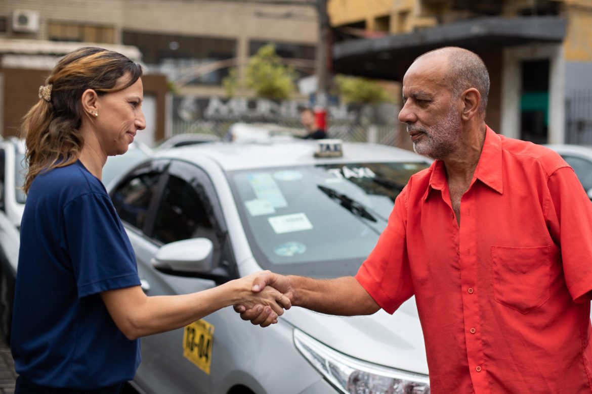 qr code em táxis amplia acessibilidade para pessoas surdas em volta redonda cris oliveira secom