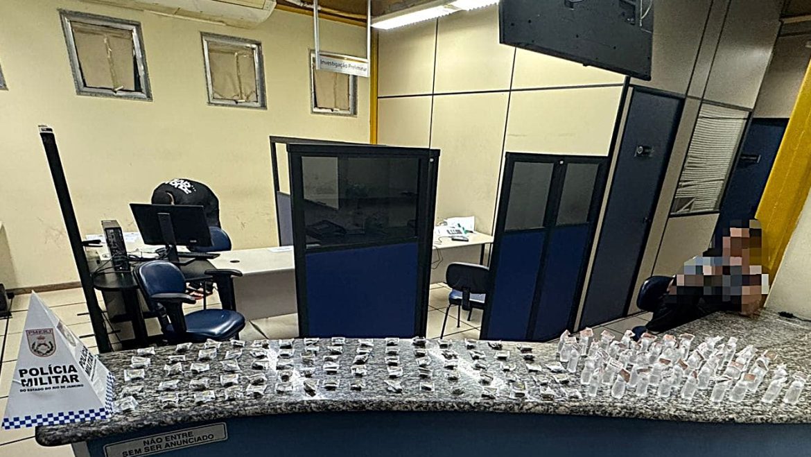 15.cf.res.polÍcia.homens fogem da pm e abandonam bolsa.divulgaÇÃoopm