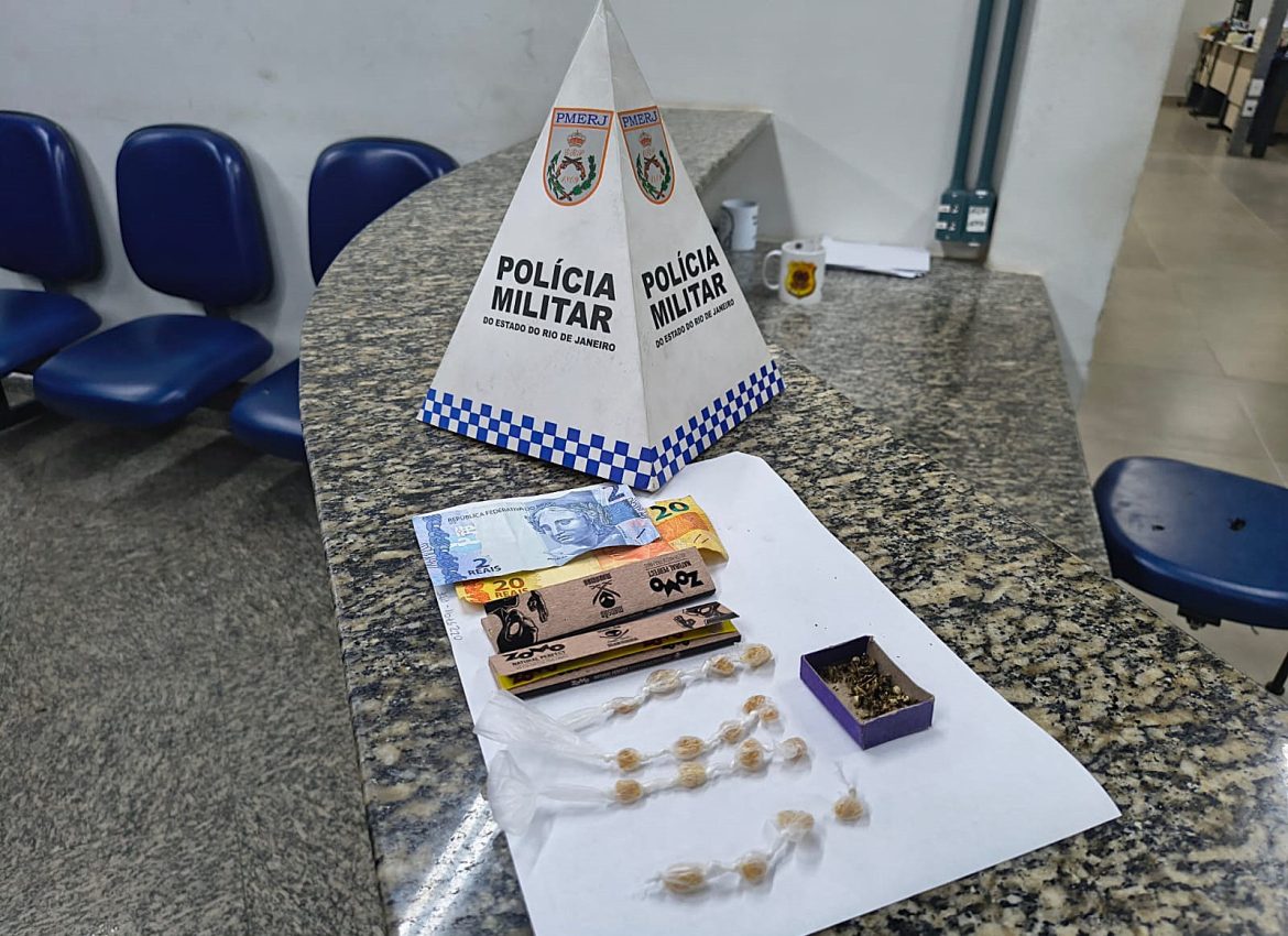 22.cf.res.polÍcia.pm apreende drogas em residência.divulgaÇÃopm