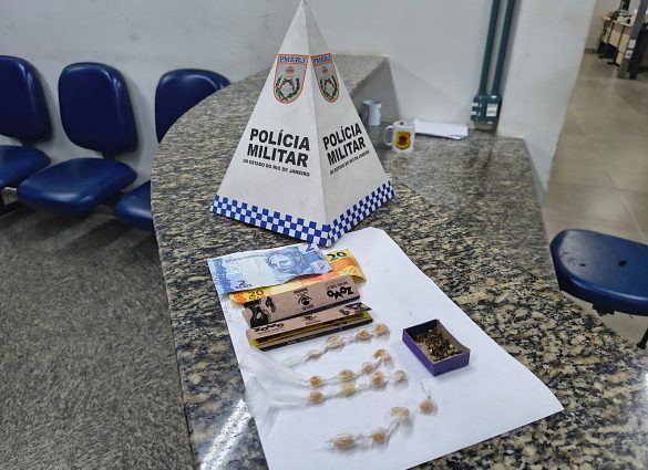 22.cf.res.polÍcia.pm apreende drogas em residência.divulgaÇÃopm