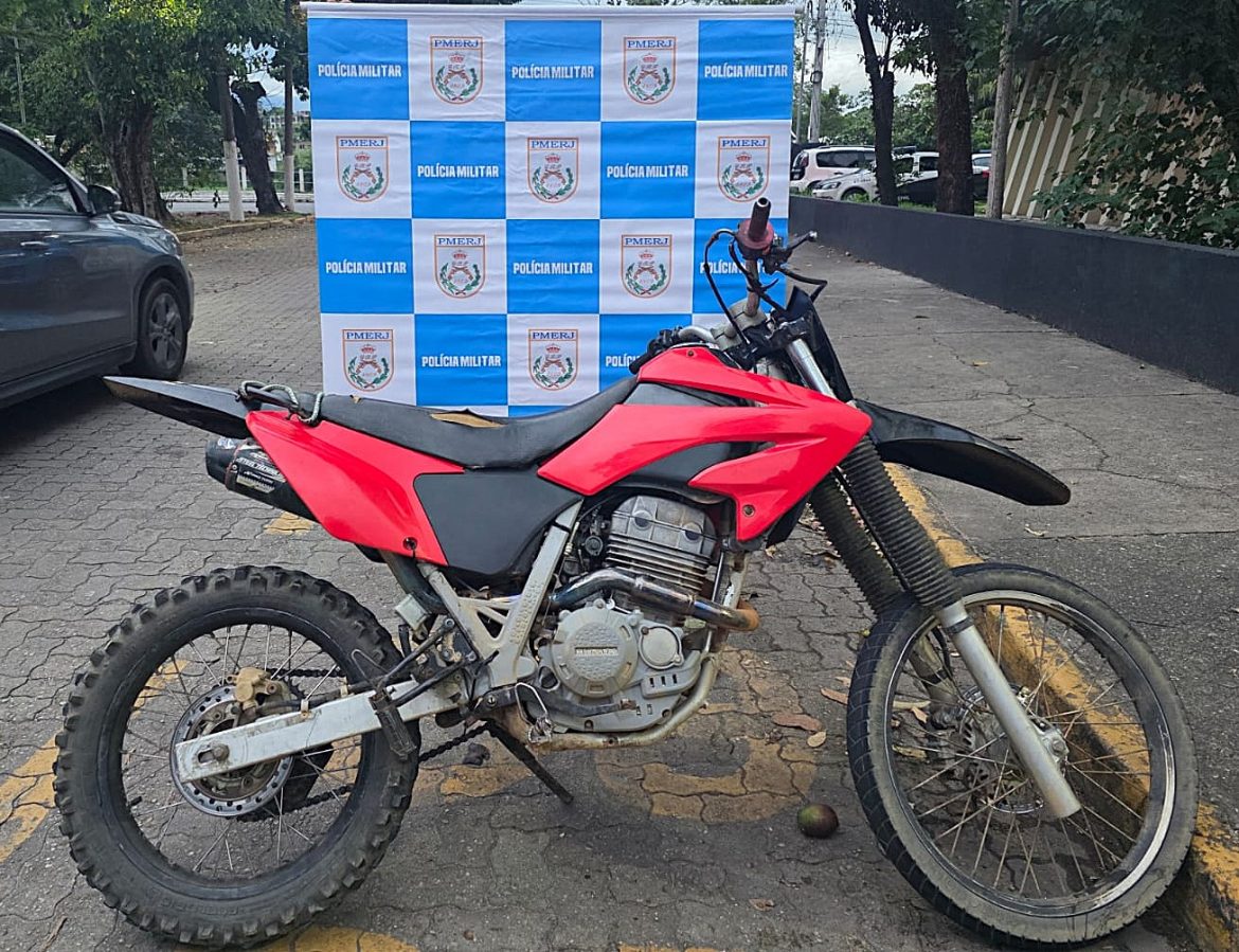 23.cf.res.polÍcia.dois homens são presos por tráfico.1.motocicleta.divulgaÇÃopm