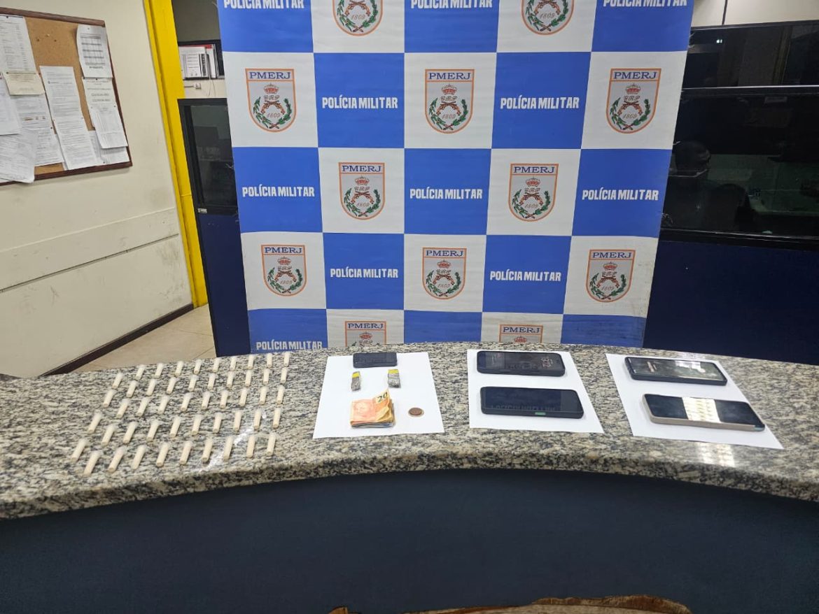 24 polÍcia quatro jovens são detidos com drogas durante ação do gat em barra mansa divulgaÇÃo