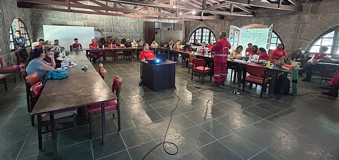 27.cf.res.cidades.condutores do parque nacional do itatiaia participam .1.condutores.divulgaÇÃo