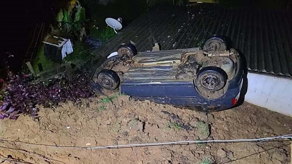 31.cf.res.cidades.deslizamento derruba.1.carro.divulgaÇÃodefesacivil