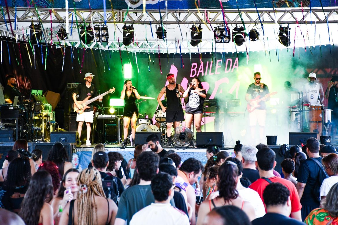 43.cf.res.cidades.resende celebra carnaval 2026.3blocodaspiranhas.divulgaÇÃopmr