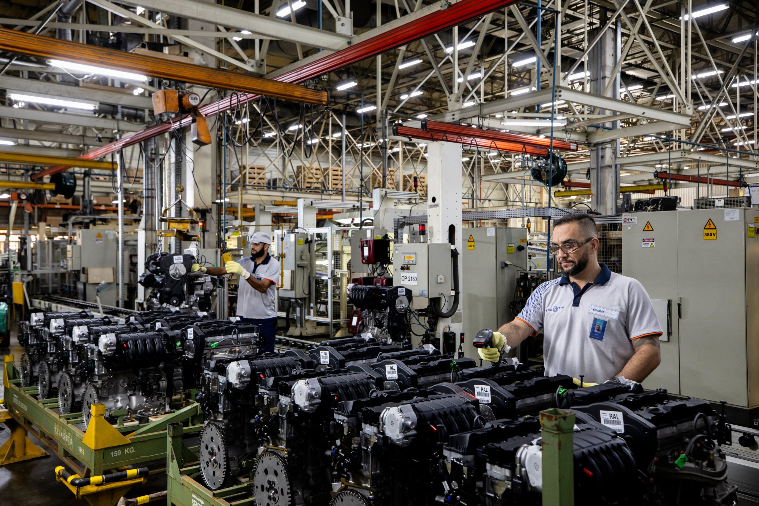 44.cf.res.economia.stellantis celebra 25 anos do polo.2.unidade.leolara