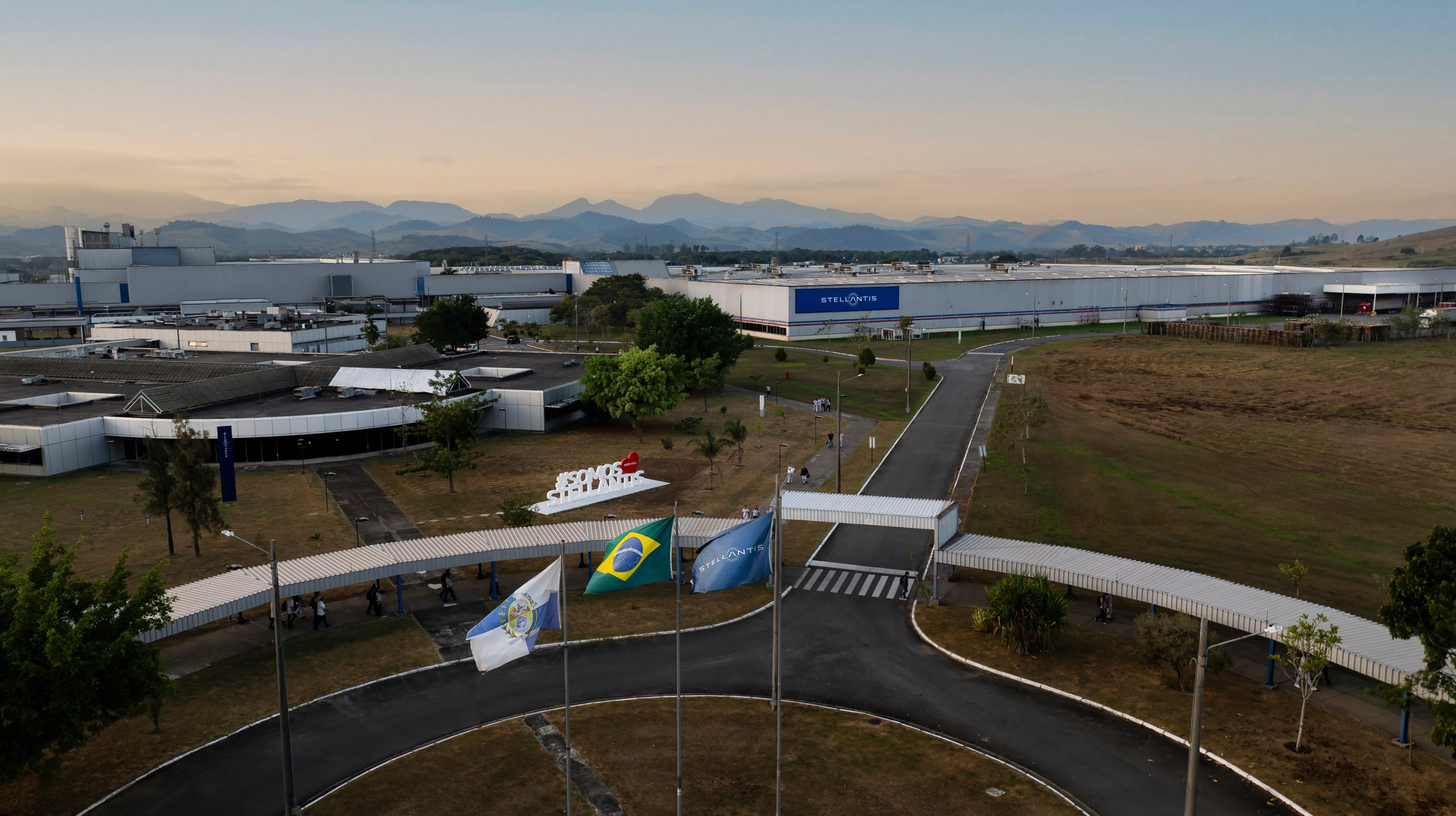 44.cf.res.economia.stellantis celebra 25 anos do polo.3.investimento.leolara