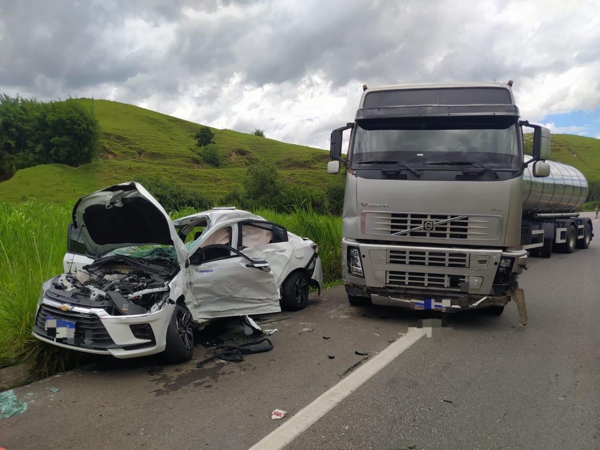 colisão entre carreta e carro deixa mulher ferida na br 393 divulgação