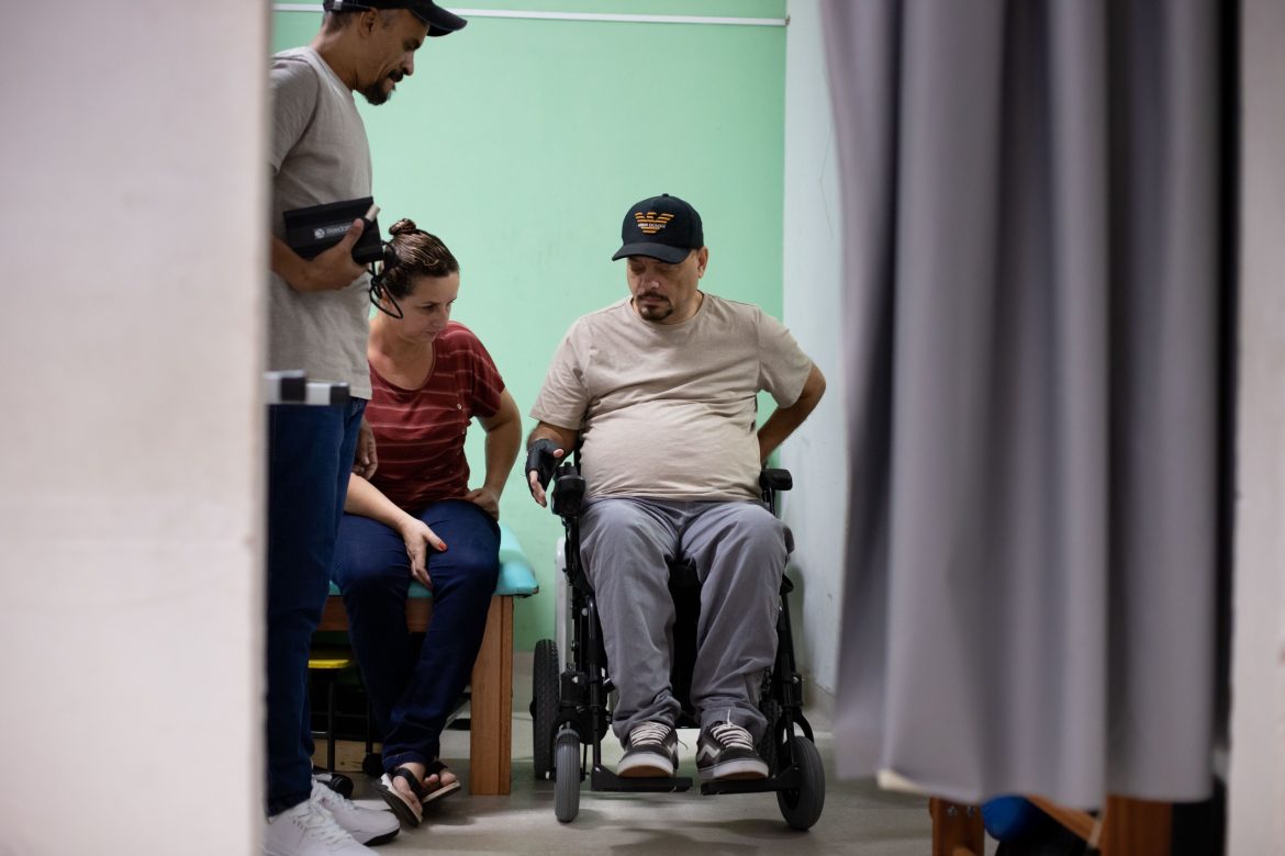 doze pacientes com deficiência são contemplados com a doação de cadeiras de rodas motorizadas pela prefeitura de volta redonda cris oliveira secom