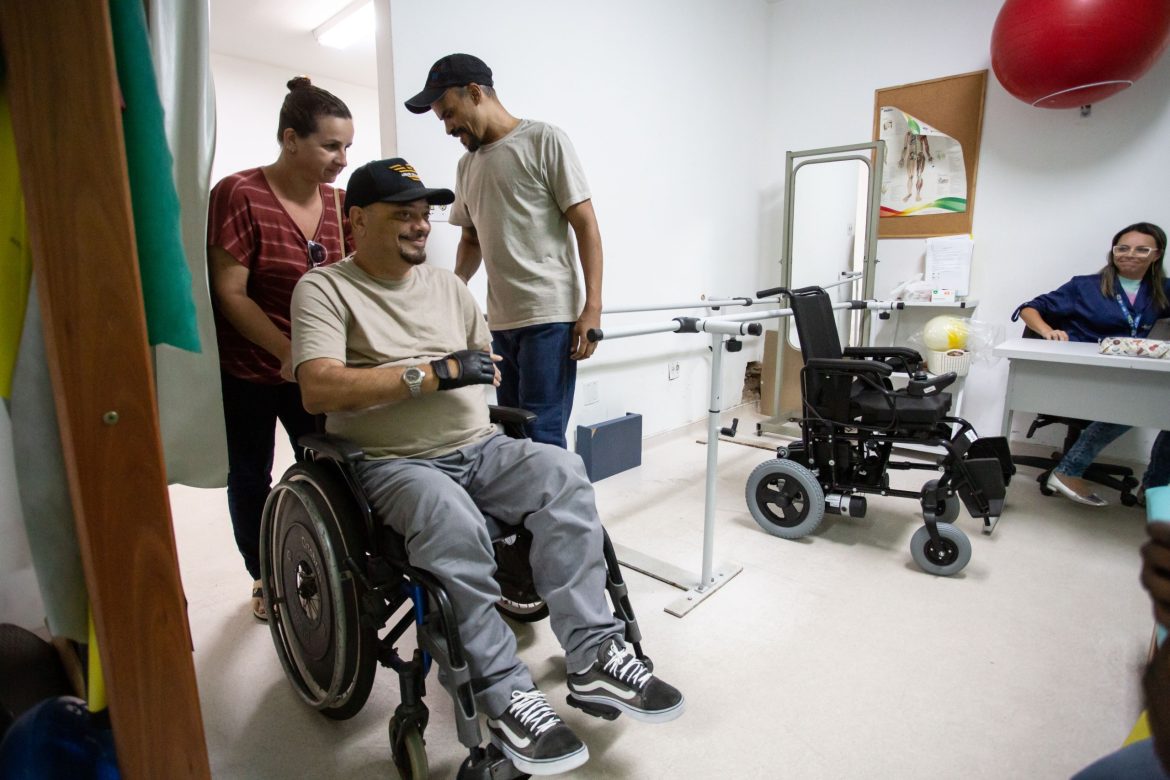 doze pacientes com deficiência são contemplados com a doação de cadeiras de rodas motorizadas pela prefeitura de volta redonda cris oliveira secom11