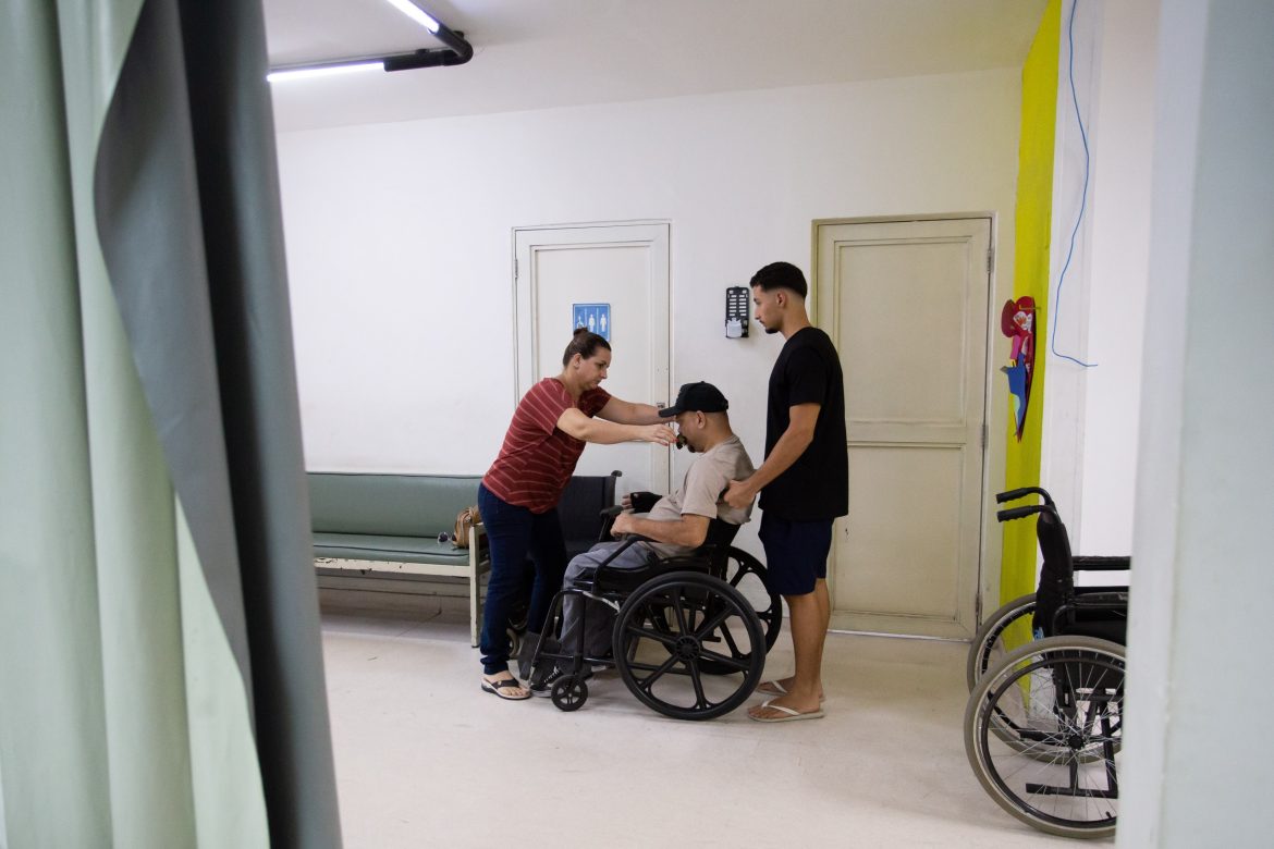 doze pacientes com deficiência são contemplados com a doação de cadeiras de rodas motorizadas pela prefeitura de volta redonda cris oliveira secom111