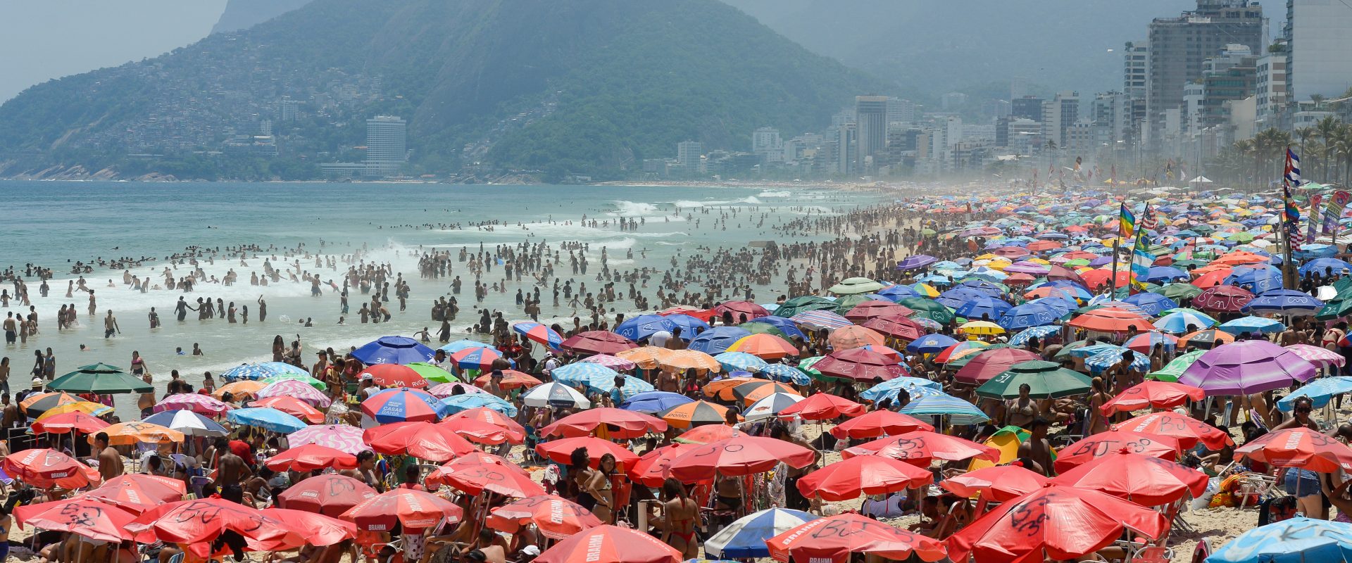 cariocas e turistas lotam praia de ipanema, no rio