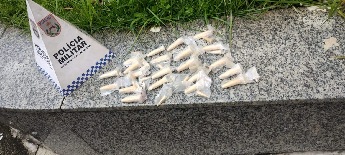 homem detido e droga apreendida pela pm em piraí divulgação