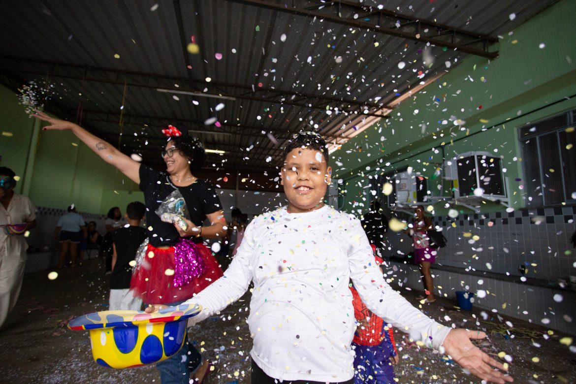 inclusão e diversão no bloquinho do laço azul para crianças com autismo em volta redonda cris oliveira secom