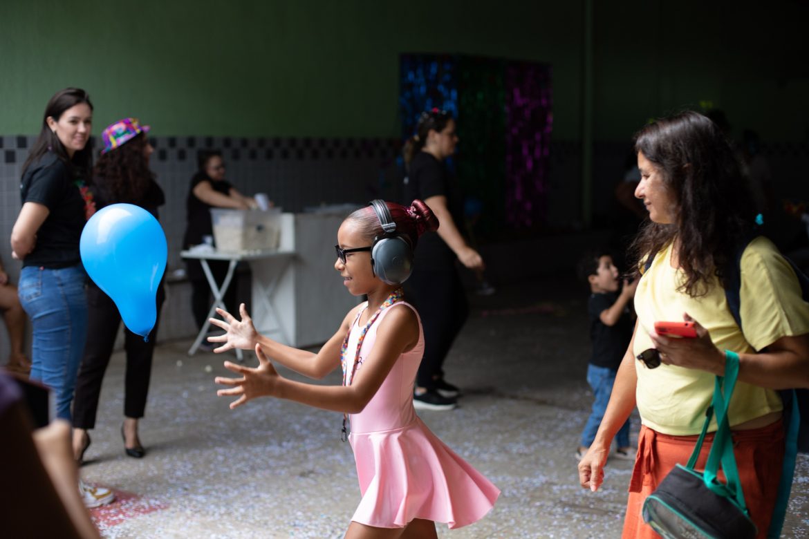 inclusão e diversão no bloquinho do laço azul para crianças com autismo em volta redonda cris oliveira secom1