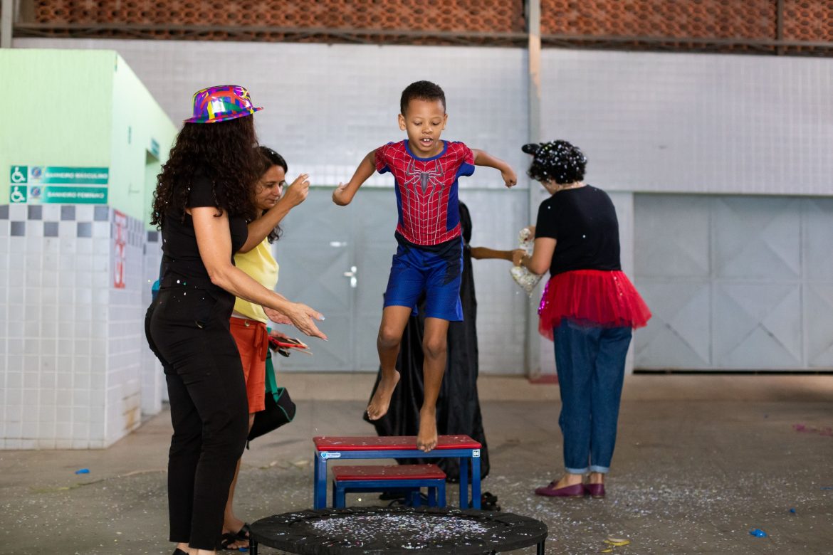 inclusão e diversão no bloquinho do laço azul para crianças com autismo em volta redonda cris oliveira secom1111