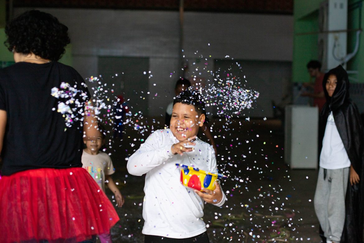 inclusão e diversão no bloquinho do laço azul para crianças com autismo em volta redonda cris oliveira secom11111
