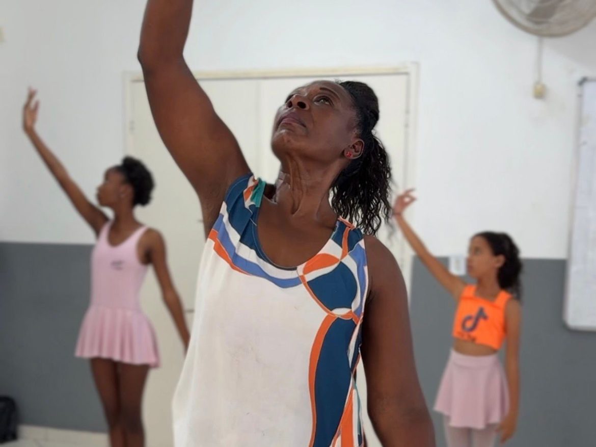 moradora de volta redonda realiza sonho de infância aos 58 anos ao aprender balé no cras nova primavera divulgação secom11111