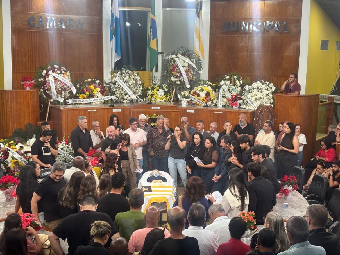 parentes, parlamentares e amigos se despedem do vereador de volta redonda, paulo conrado evandro freitas1