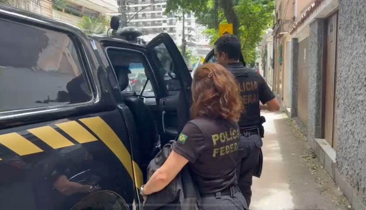 pf prende principal alvo da operação barco de papel em abordagem em itatiaia divulgação1 pf prende principal alvo da operação barco de papel em abordagem em itatiaia divulgação1