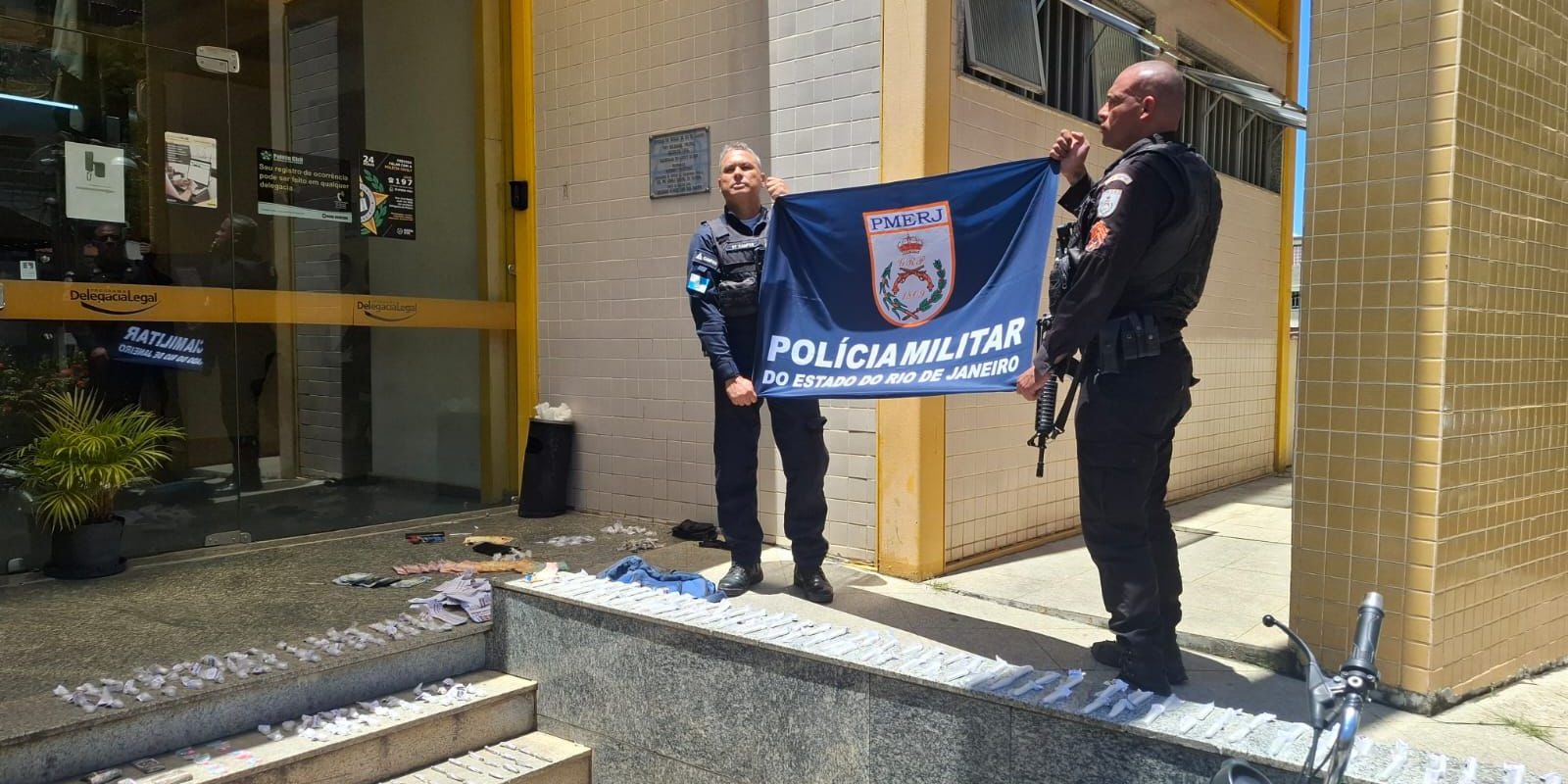 pm detém dois suspeitos e apreende drogas e dinheiro em três rios divulgação