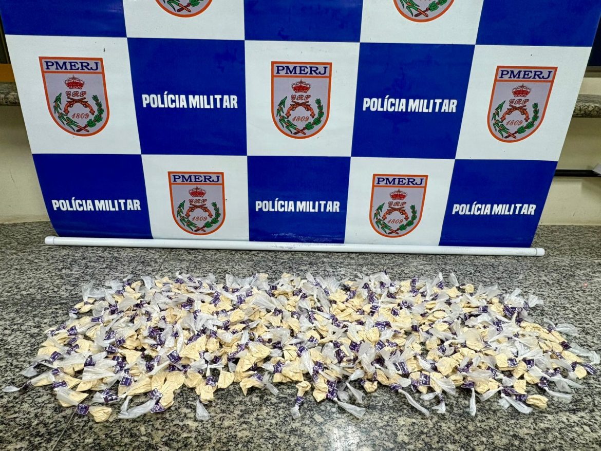 sacolés de cocaína e motocicleta durante ação em paty do alferes divulgação