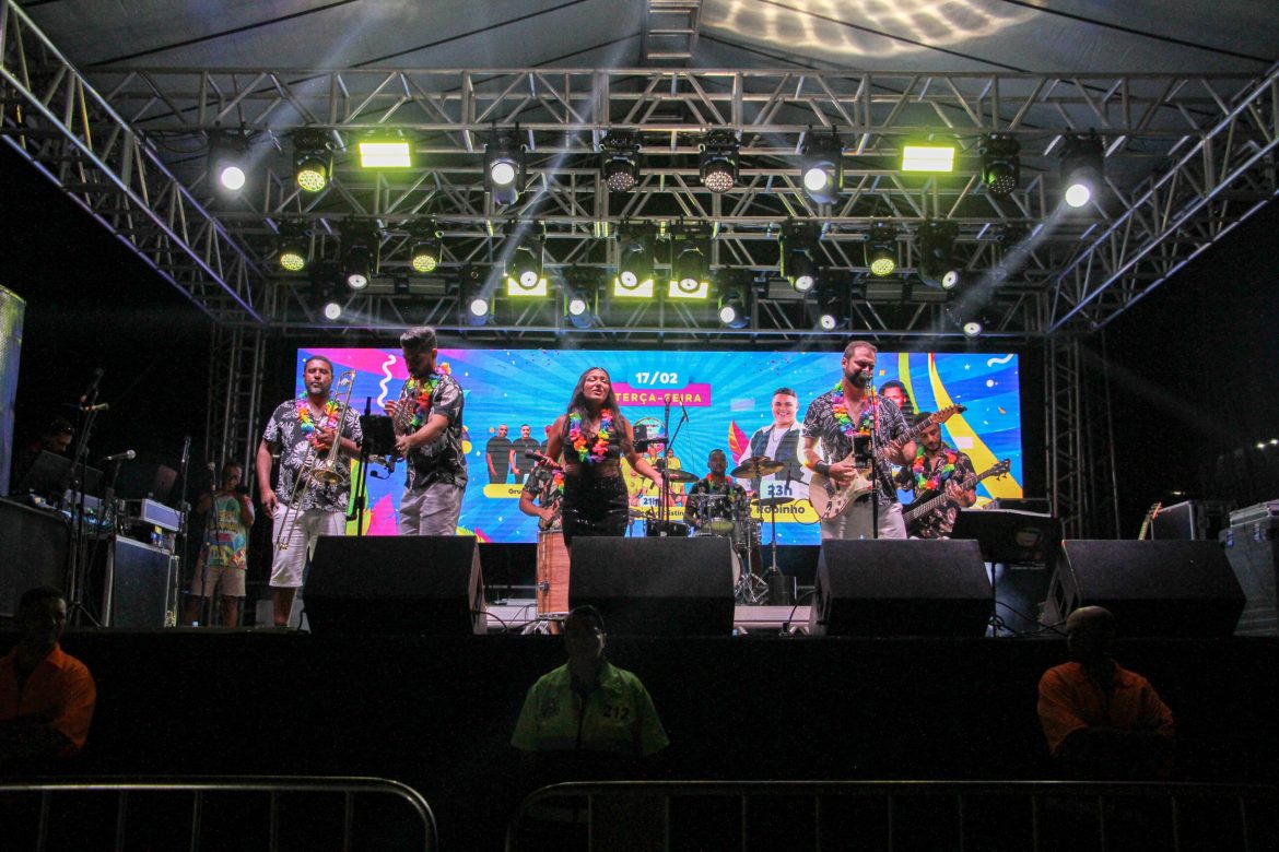  thiago cordeiro brilha como a grande atração no terceiro dia de carnaval no parque da cidade, em barra mansa chico de assis