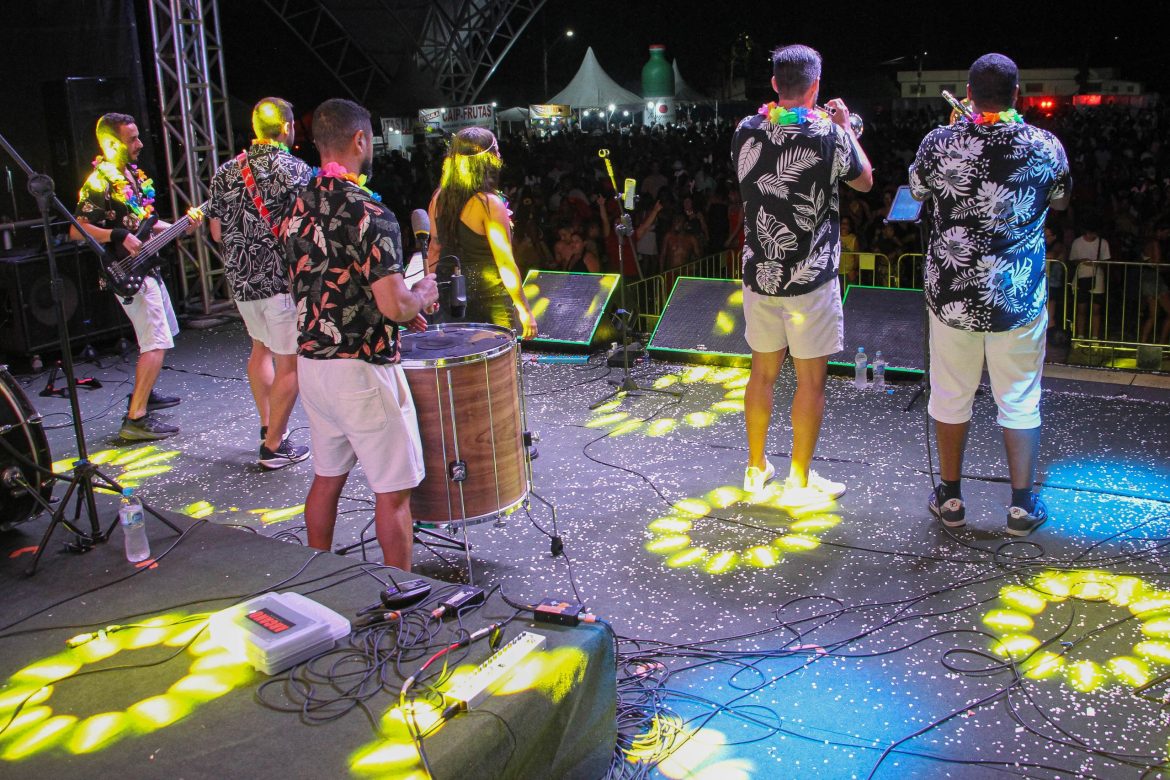  thiago cordeiro brilha como a grande atração no terceiro dia de carnaval no parque da cidade, em barra mansa chico de assis111