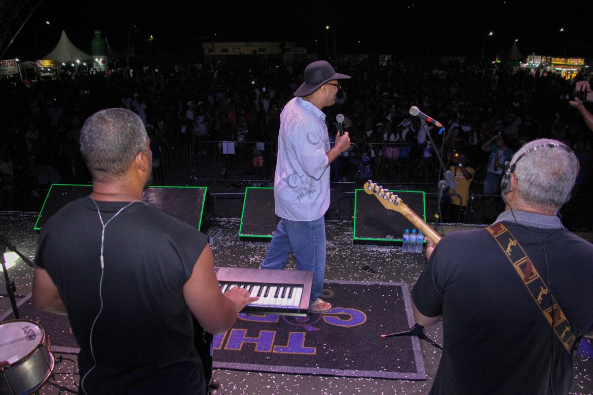  thiago cordeiro brilha como a grande atração no terceiro dia de carnaval no parque da cidade, em barra mansa chico de assis1111