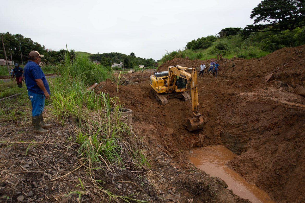 troca de rede de drenagem no santo agostinho, em volta redonda, para combater alagamentos cris oliveira secom