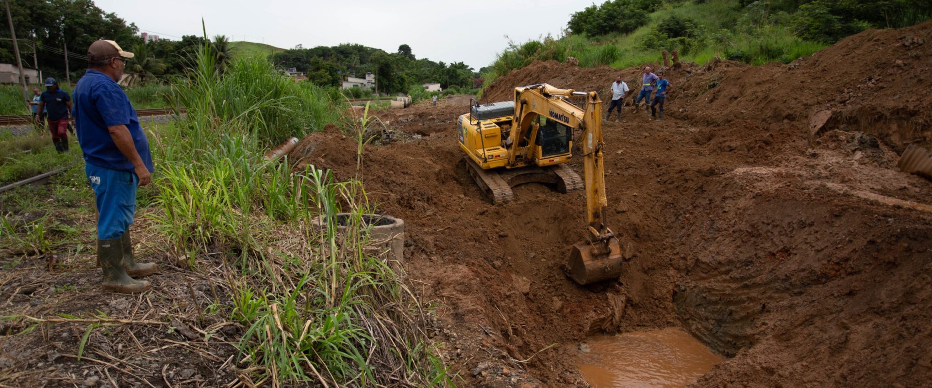 troca de rede de drenagem no santo agostinho, em volta redonda, para combater alagamentos cris oliveira secom