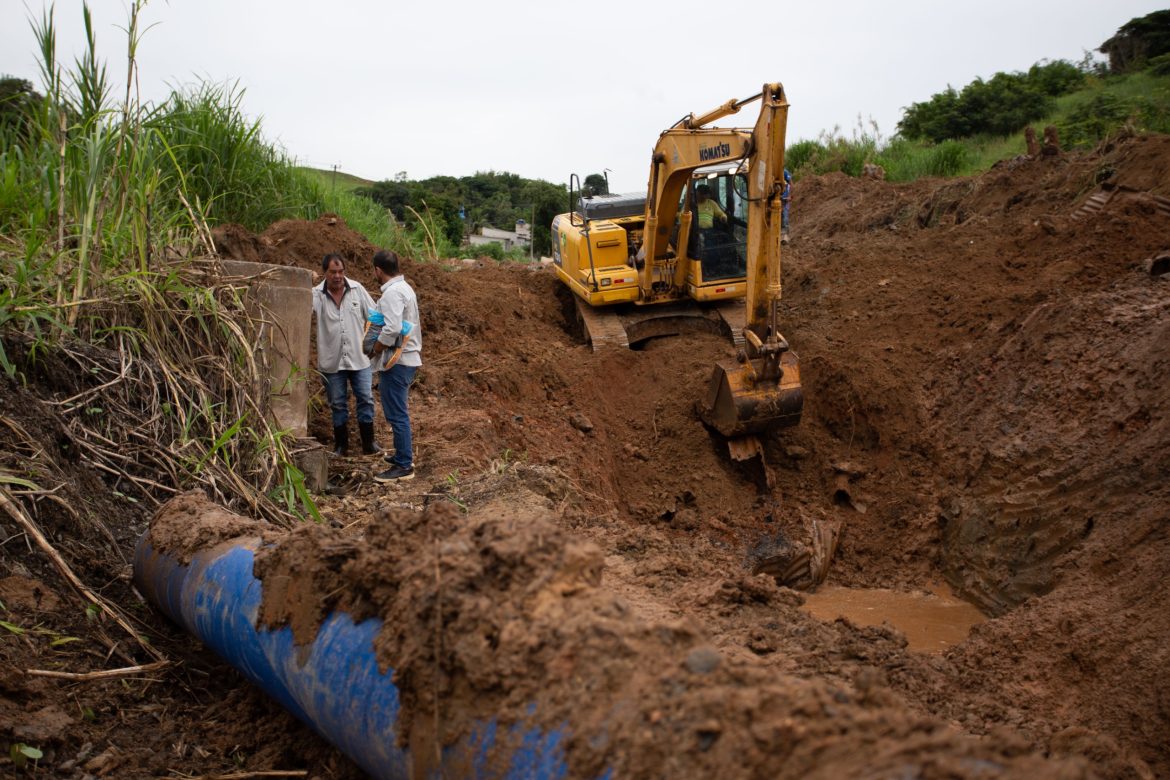 troca de rede de drenagem no santo agostinho, em volta redonda, para combater alagamentos cris oliveira secom11