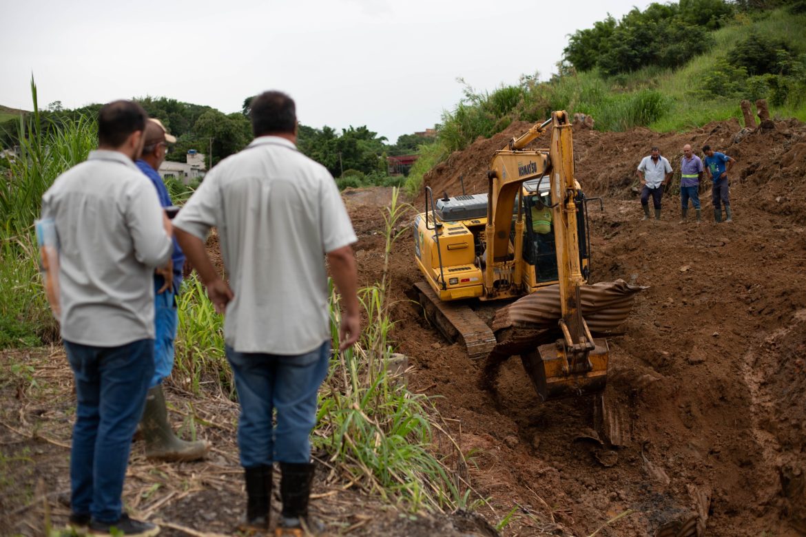 troca de rede de drenagem no santo agostinho, em volta redonda, para combater alagamentos cris oliveira secom111